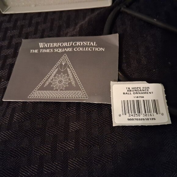 Scentsy Under Wraps Halloween Mummy Plug-In Wax Warmer With Box & Bulb *RETIRED* - Picture 15 of 15